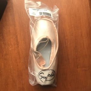 COPY - Suffolk pointe shoes size 6 XXXN